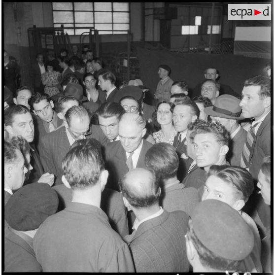 Charles Tillon avec les ouvriers.