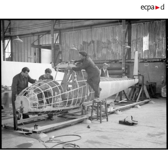Montage d'un planeur à l'usine Caudron.