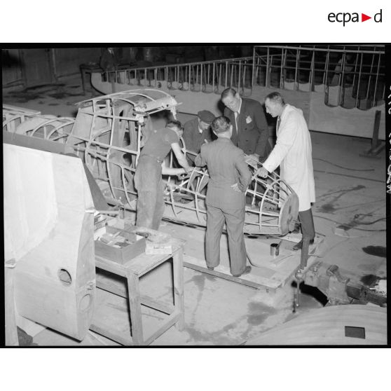 Montage d'un planeur à l'usine Caudron.