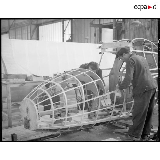 Montage d'un planeur à l'usine Caudron.