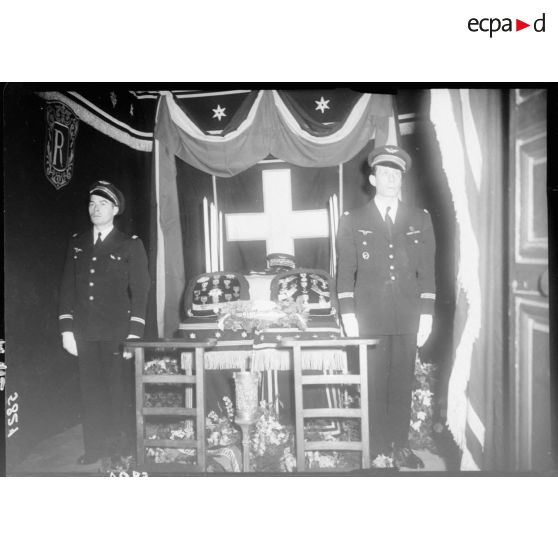 Le cercueil du général Rignot et sa garde d'honneur.