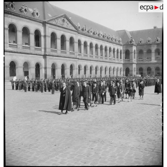 La levée du cercueil.