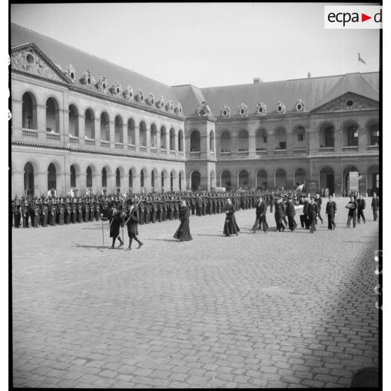 La levée du cercueil.