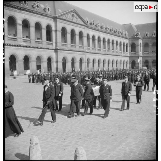 La levée du cercueil.