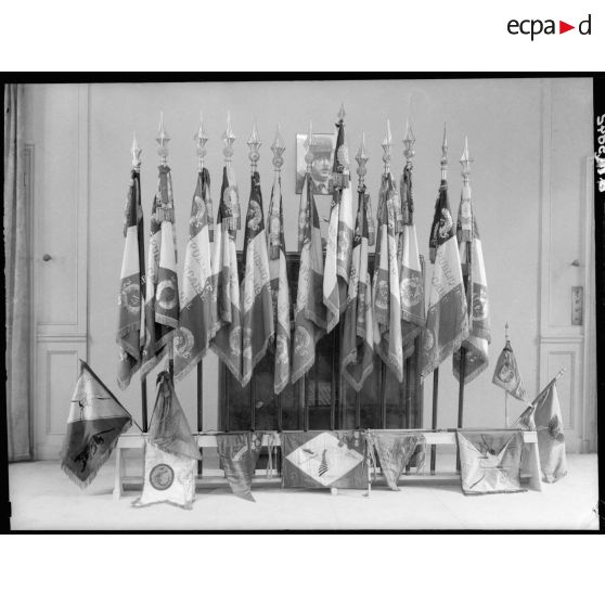 Drapeaux des escadres d'aviation dans le bureau du général Rignot, commandant la 2e Région Aérienne.