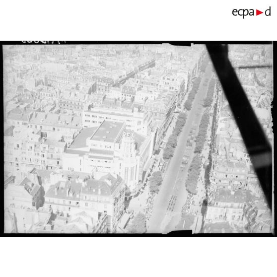 Défilé des troupes à pied sur le boulevard Poissonnière.