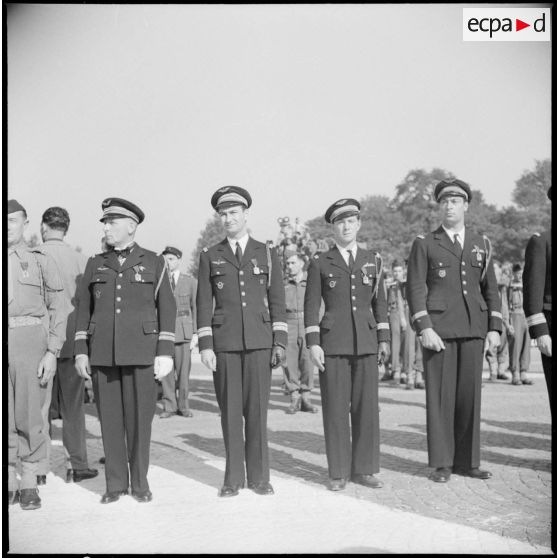 Sur la place de la Concorde, des officiers supérieurs et subalternes de l'armée de l'Air décorés de la croix de la Libération.