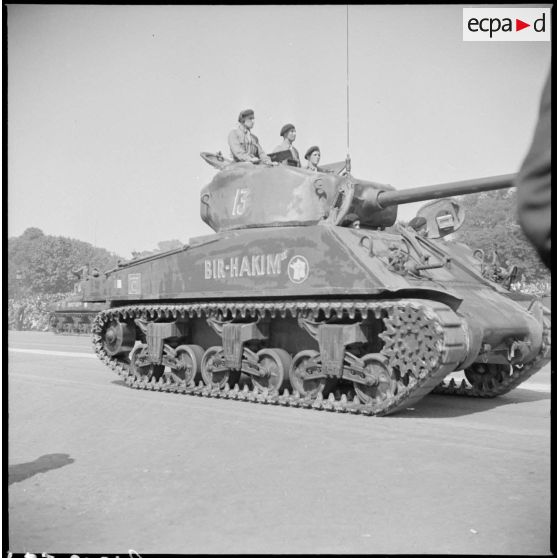 Défilé d'un char Sherman de la 2e division blindée (2e DB) lors de la cérémonie de la Victoire.