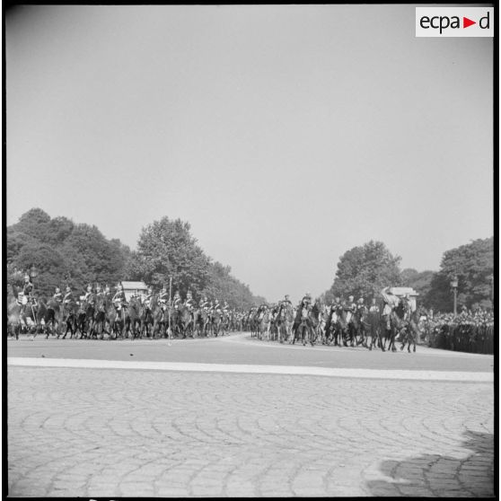 Le régiment de cavalerie de la Garde républicaine et une unité de spahis défilent sur la place de la Concorde.