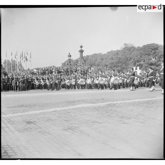 Défilé de la musique de l'Air sur la place de la Concorde lors de la cérémonie de la Victoire.