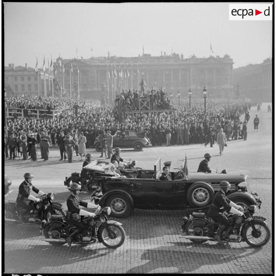 Arrivée de Sidi Mohammed ben Youssef, sultan de l'Empire chérifien (futur Mohammed V, roi du Maroc), sur la place de la Concorde pour assister à la cérémonie de la Victoire.