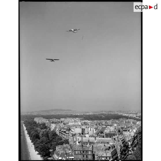 Le défilé de la Victoire dans le ciel parisien.