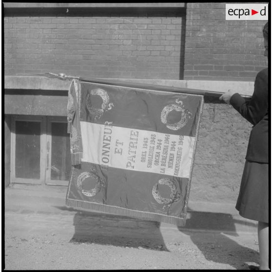 Le drapeau du régiment de chasse Normandie-Niemen des FAFL (Forces aériennes françaises libres).
