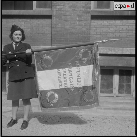 Le drapeau du régiment de chasse Normandie-Niemen des FAFL (Forces aériennes françaises libres).