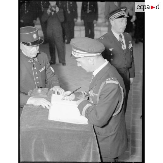 Signature du livre d'or à l'Arc de Triomphe.