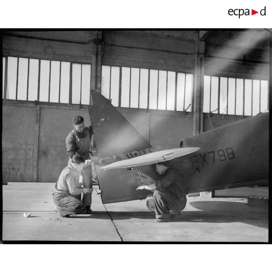 Montage de l'empennage arrière d'un P-40 sur une chaîne de montage.