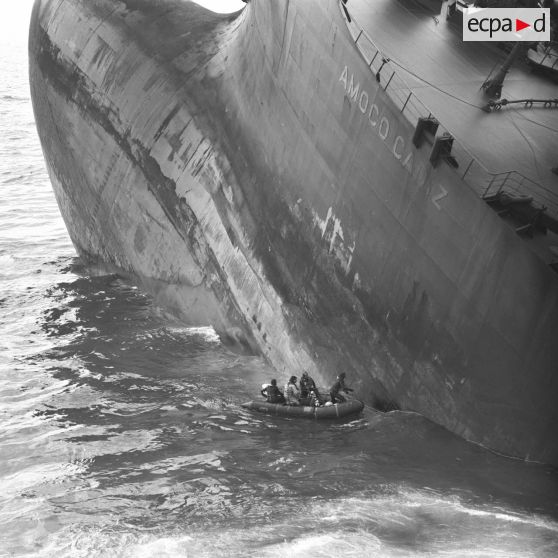 Aide militaire pour la marée noire de l'Amoco Cadiz dans le Finistère, Portsall, le 28 mars 1978.