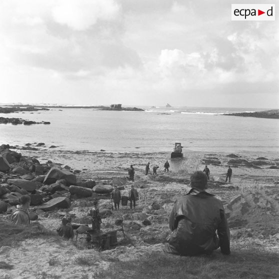 Aide militaire pour la marée noire de l'Amoco Cadiz dans le Finistère, Portsall, le 28 mars 1978.