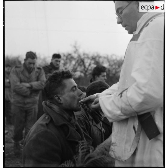Communion lors de la messe de Noël.