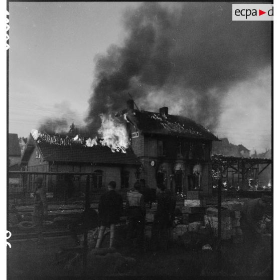 De jeunes allemands assistent à l'incendie des bâtiments de la gare d'Ispringen (3 km au nord-ouest de Pforzheim).