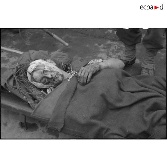 Un personnel médical de la 1re armée effectue un triage de soldats allemands blessés avant leur évacuation.