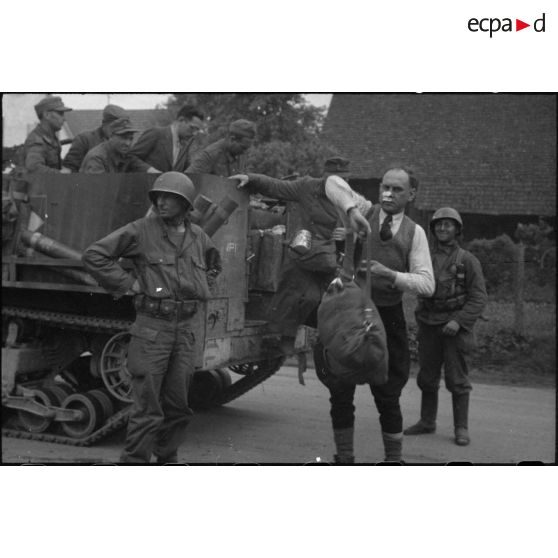 Civils et soldats allemands faits prisonniers par des hommes du 2e bataillon de zouaves portés (2e BZ) lors de la prise de Fribourg-en-Brisgau.
