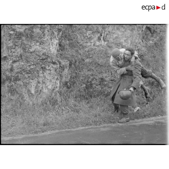 Soldat d'une unité du combat command n° 3 (CC3), blessé lors d'un accrochage avec l'ennemi devant Fützen, évacué par un infirmier/brancardier.