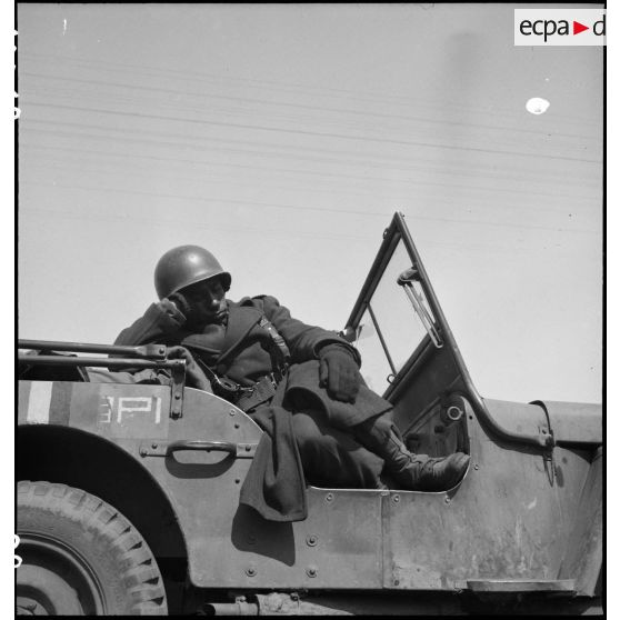 Repos d'un zouave du 2e bataillon de zouaves portés (2 BZ) dans les environs de Fribourg-en-Brisgau.