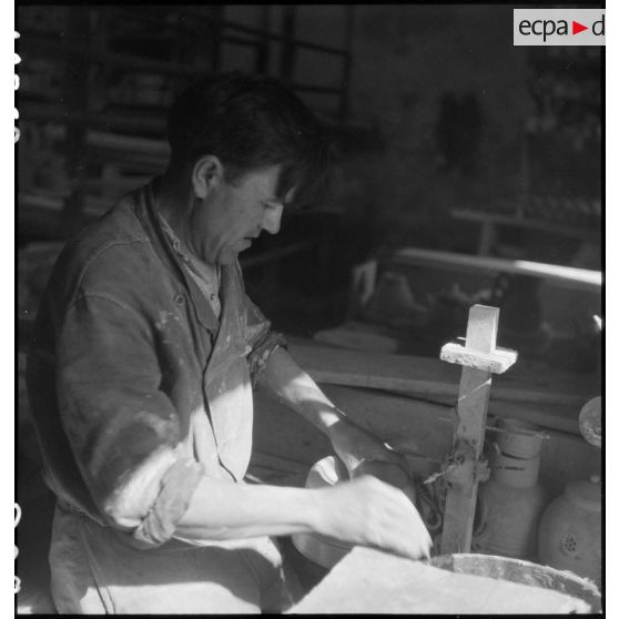 Atelier de la faïencerie Henriot à Quimper : tournage d'une pièce.