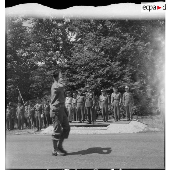 Salut du général de corps d'armée Leclerc lors du défilé des unités de la 2e division blindée (2e DB), à l'issue de la cérémonie de passation de commandement et d'adieu du général à sa division.