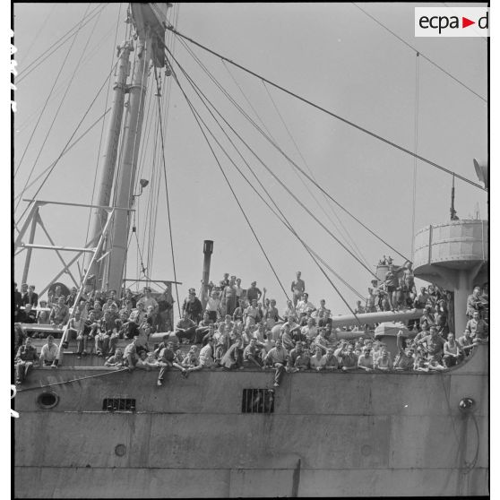 Depuis Odessa, des réfugiés, prisonniers de guerre et déportés des camps libérés par l'armée soviétique sont rapatriés par voie maritime jusqu'à Marseille.