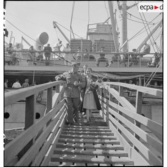 Depuis Odessa, des réfugiés, prisonniers de guerre et déportés des camps libérés par l'armée soviétique sont rapatriés par voie maritime jusqu'à Marseille.