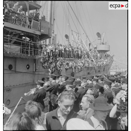 Depuis Odessa, des réfugiés, prisonniers de guerre et déportés des camps libérés par l'armée soviétique sont rapatriés par voie maritime jusqu'à Marseille.