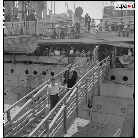 Depuis Odessa, des réfugiés, prisonniers de guerre et déportés des camps libérés par l'armée soviétique sont rapatriés par voie maritime jusqu'à Marseille.