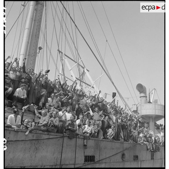 Depuis Odessa, des réfugiés, prisonniers de guerre et déportés des camps libérés par l'armée soviétique sont rapatriés par voie maritime jusqu'à Marseille.