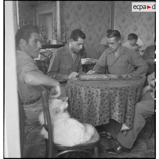 Soldats en permission à Nice avant leur rapatriement ou leur démobilisation.