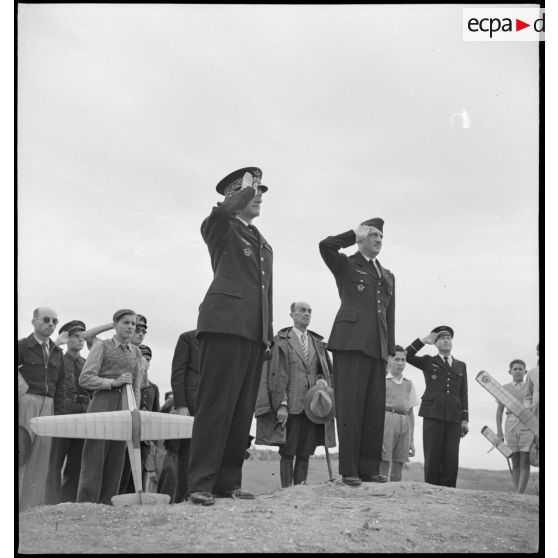 Officiers saluant les drapeaux lors de la coupe de l'Echo d'Alger..