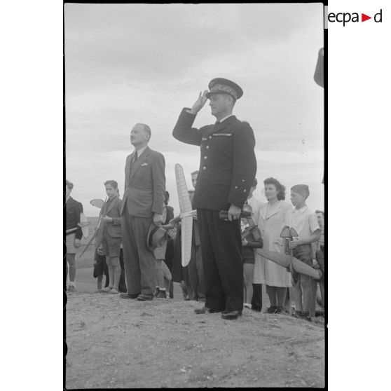 Officiers saluant les drapeaux lors de la coupe de l'Echo d'Alger.