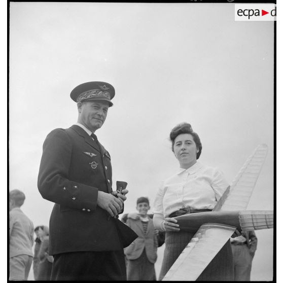 La monitrice et un officier lors de la coupe de l'Echo d'Alger.