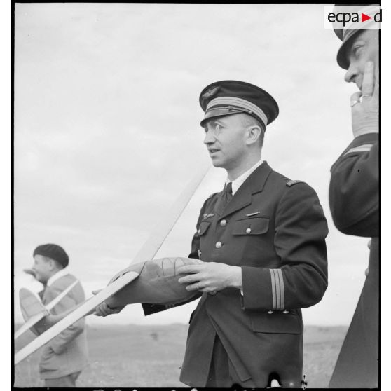 Un officier fan de modélisme lors de la coupe de l'Echo d'Alger.