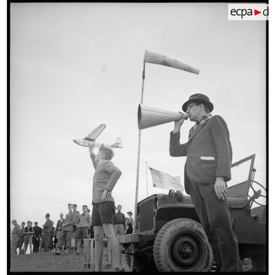 Départ de la compétition des avions sans moteurs lors de la coupe de l'Echo d'Alger.