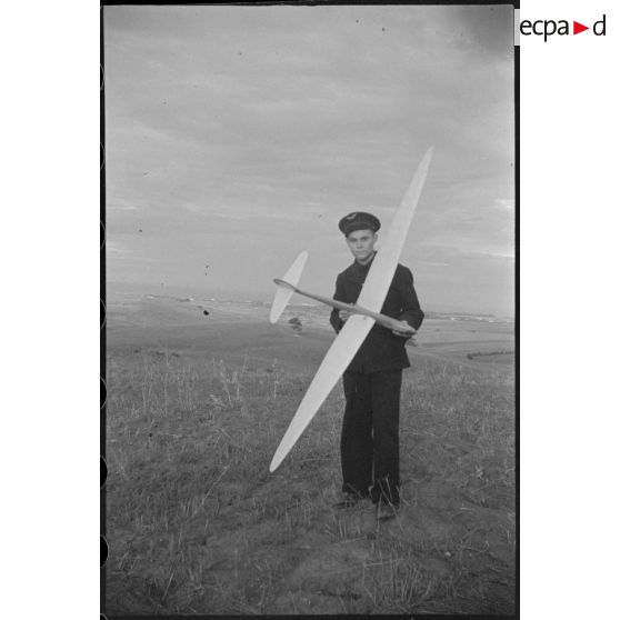 Un concurrent avec sa maquette lors de la coupe de l'Echo d'Alger.