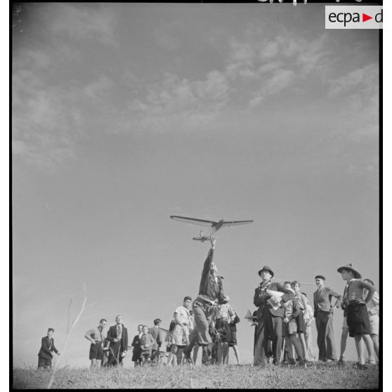 Un concurrent au lancement de son avion lors de la coupe de l'Echo d'Alger.