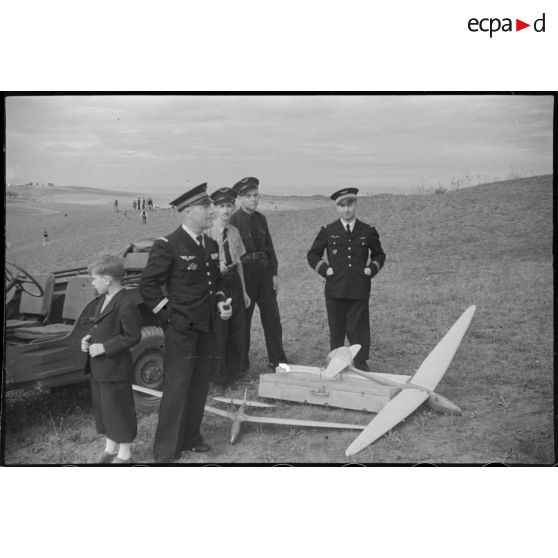 Officiers devant leurs maquettes lors de la coupe de l'Echo d'Alger.