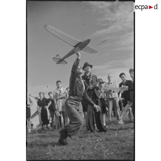 Un concurrent au lancement de son avion lors de la coupe de l'Echo d'Alger.