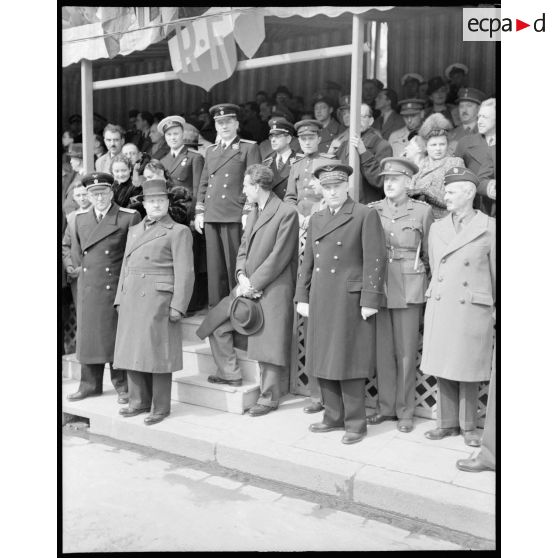 Le général Bouscat  avec Son Excellence M.Bogomolov ainsi que M. le Troquer commissaire à la guerre regardent le défilé.
