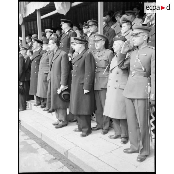 Le général Bouscat et les autorités alliées à la tribune pendant le défilé.