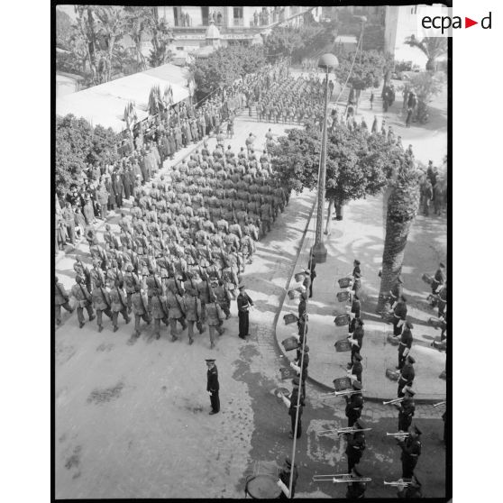 Le bataillon de parachutistes et la musique de l'air.