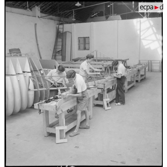 Réparation des planeurs dans un atelier de confection.