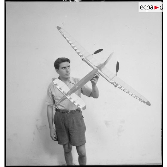 Un modèle de planeur à hélice.